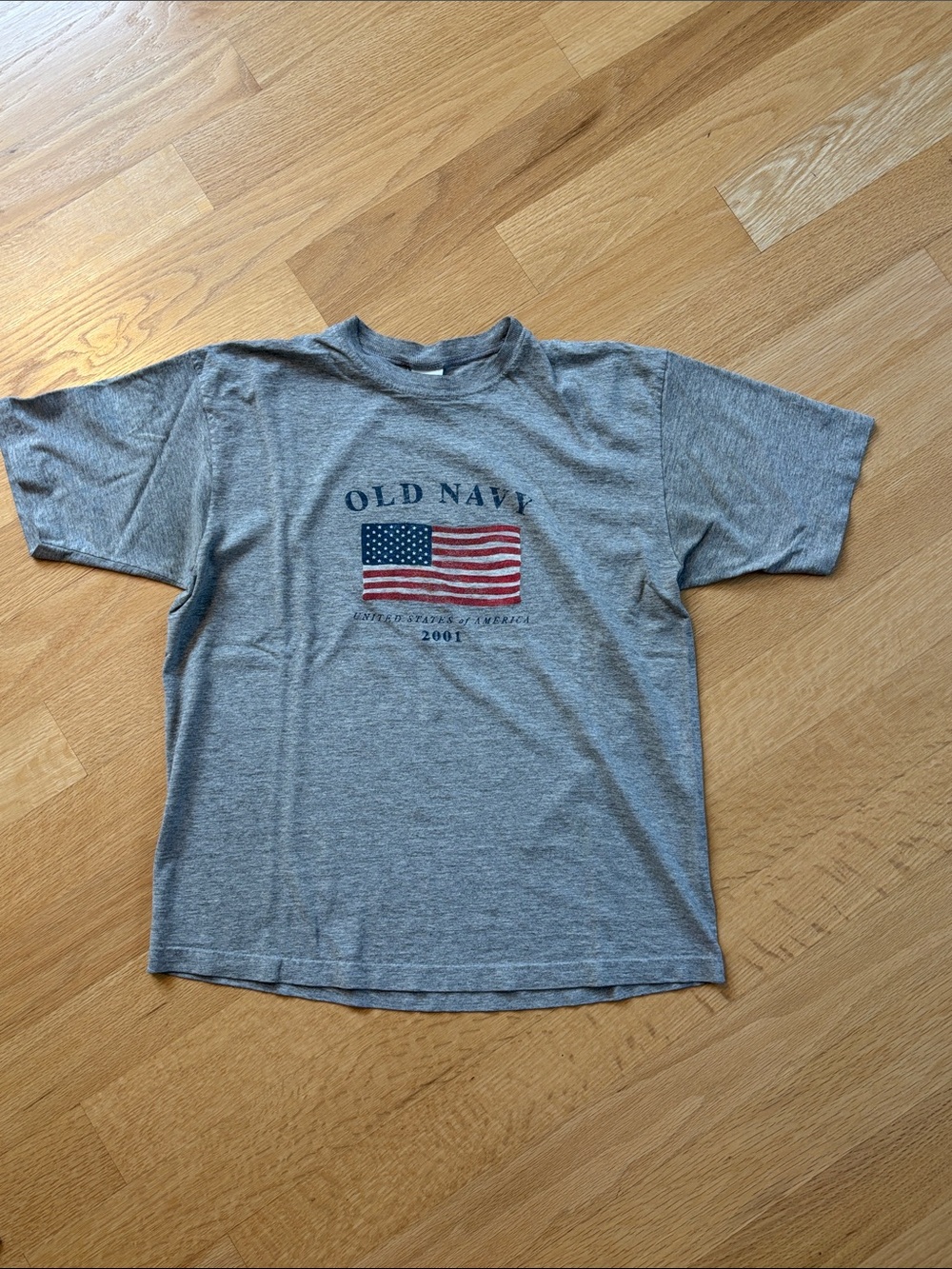 OLD NAVY 2001 VTG med flag tee